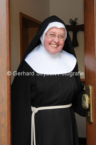 Schwester Bernadette im Klarissenkloster an der Pforte